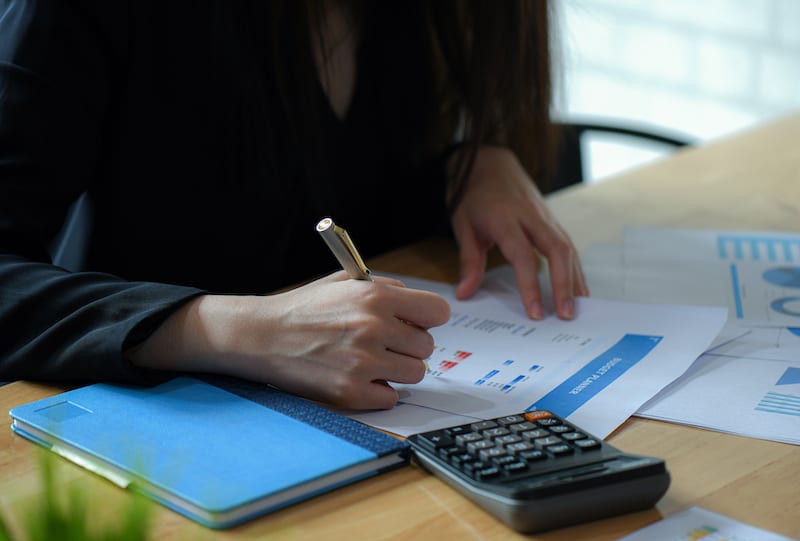 how much do companies spend on advertising