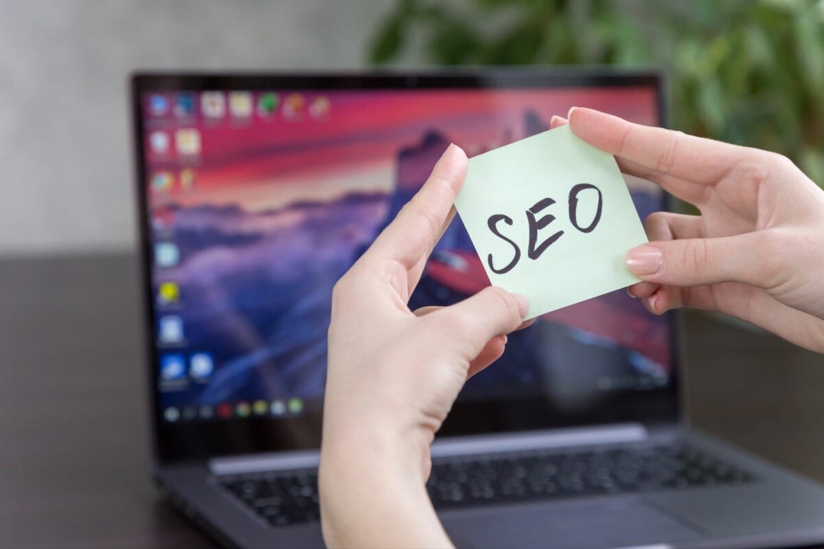 seo sticky note with laptop