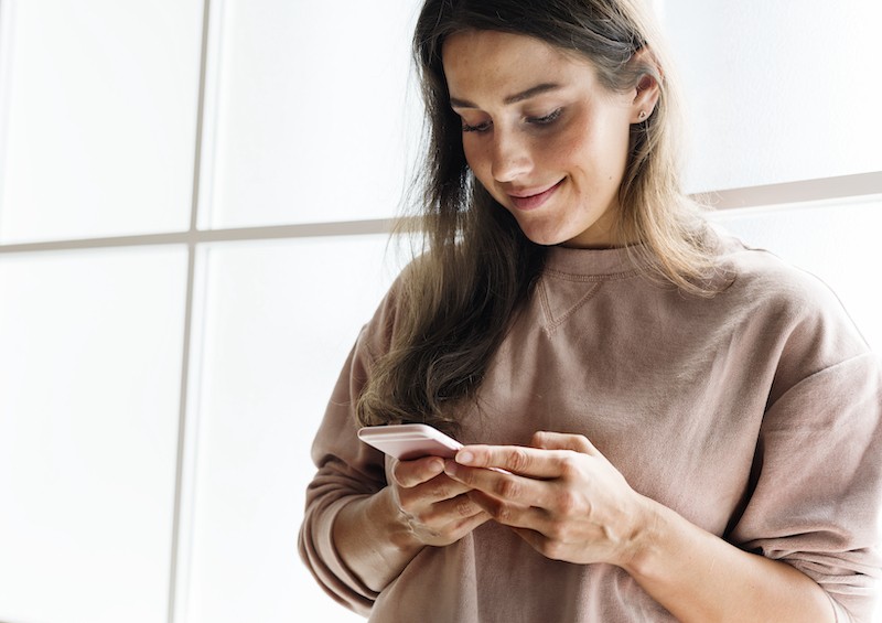 girl typing on her phone
