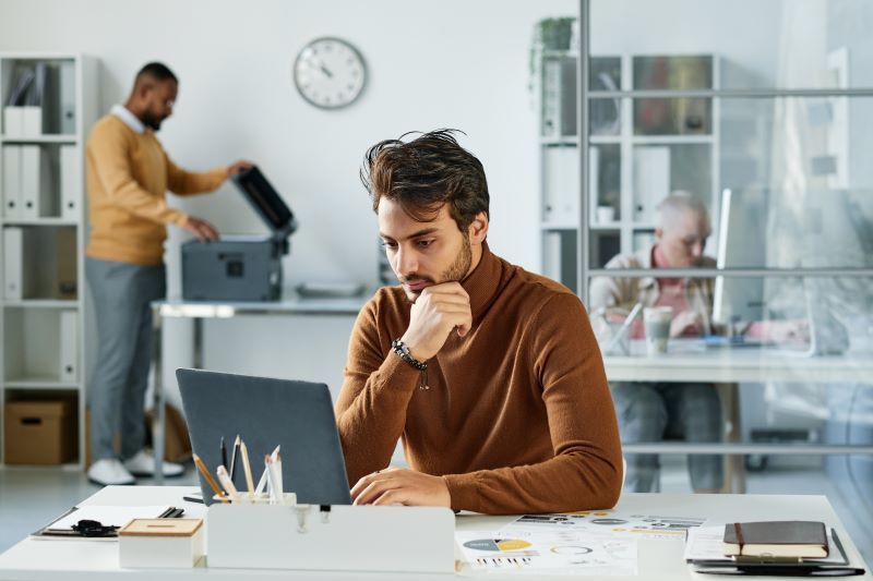 man is managing links for seo