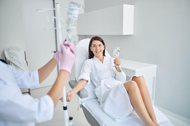 woman enjoying the intravenous therapy