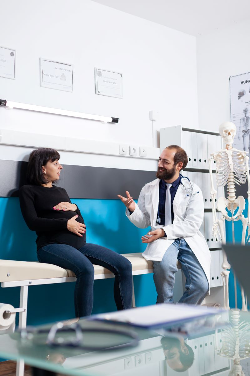 doctor giving advice to pregnant woman